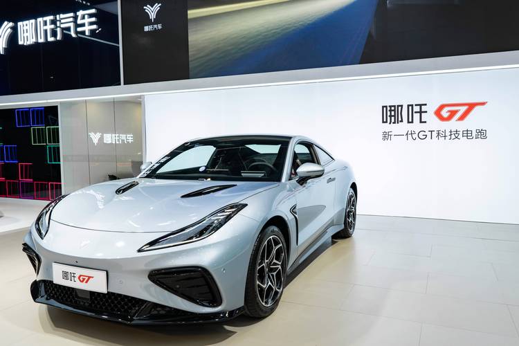 惠州173哪吒汽车在智能汽车领域的表现，领途汽车在新能源汽车市场中的影响力